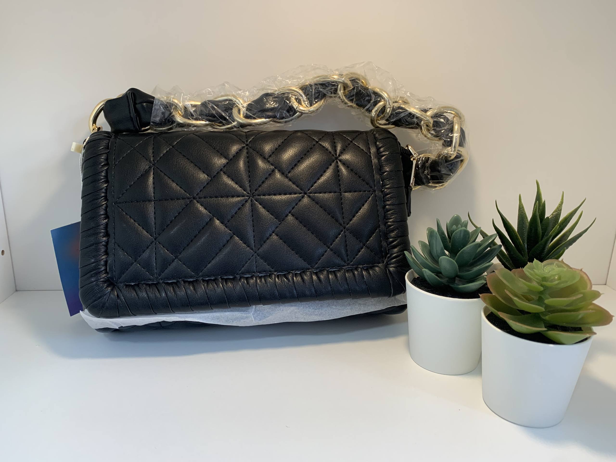 Bolso negro con cadena