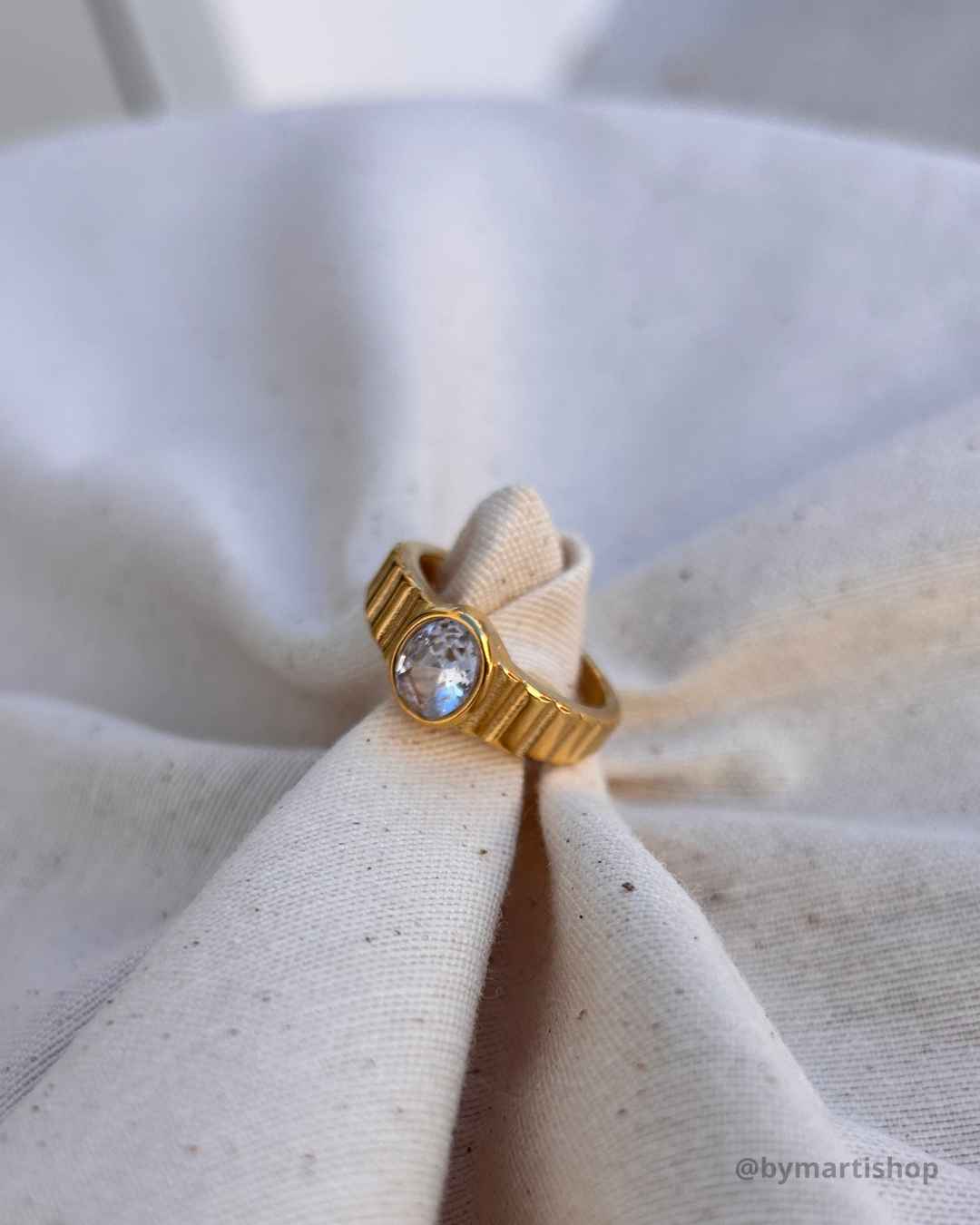 Anillo rayado piedra blanca