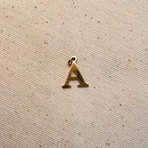 Charms letras dorado
