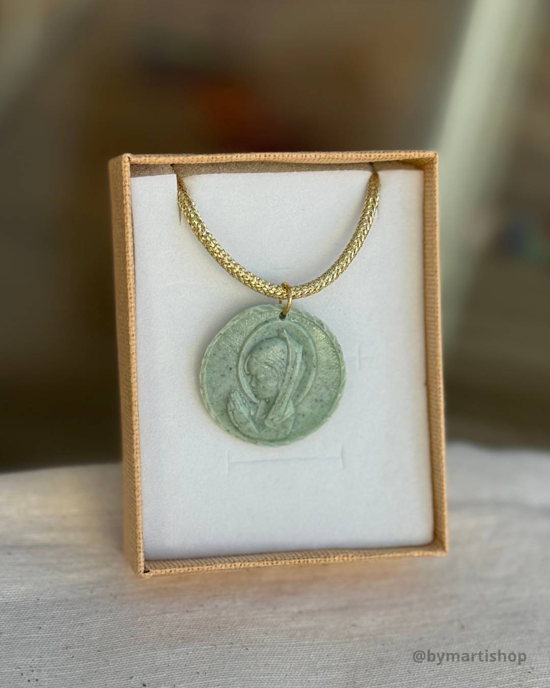 Collar Virgen niña resina verde