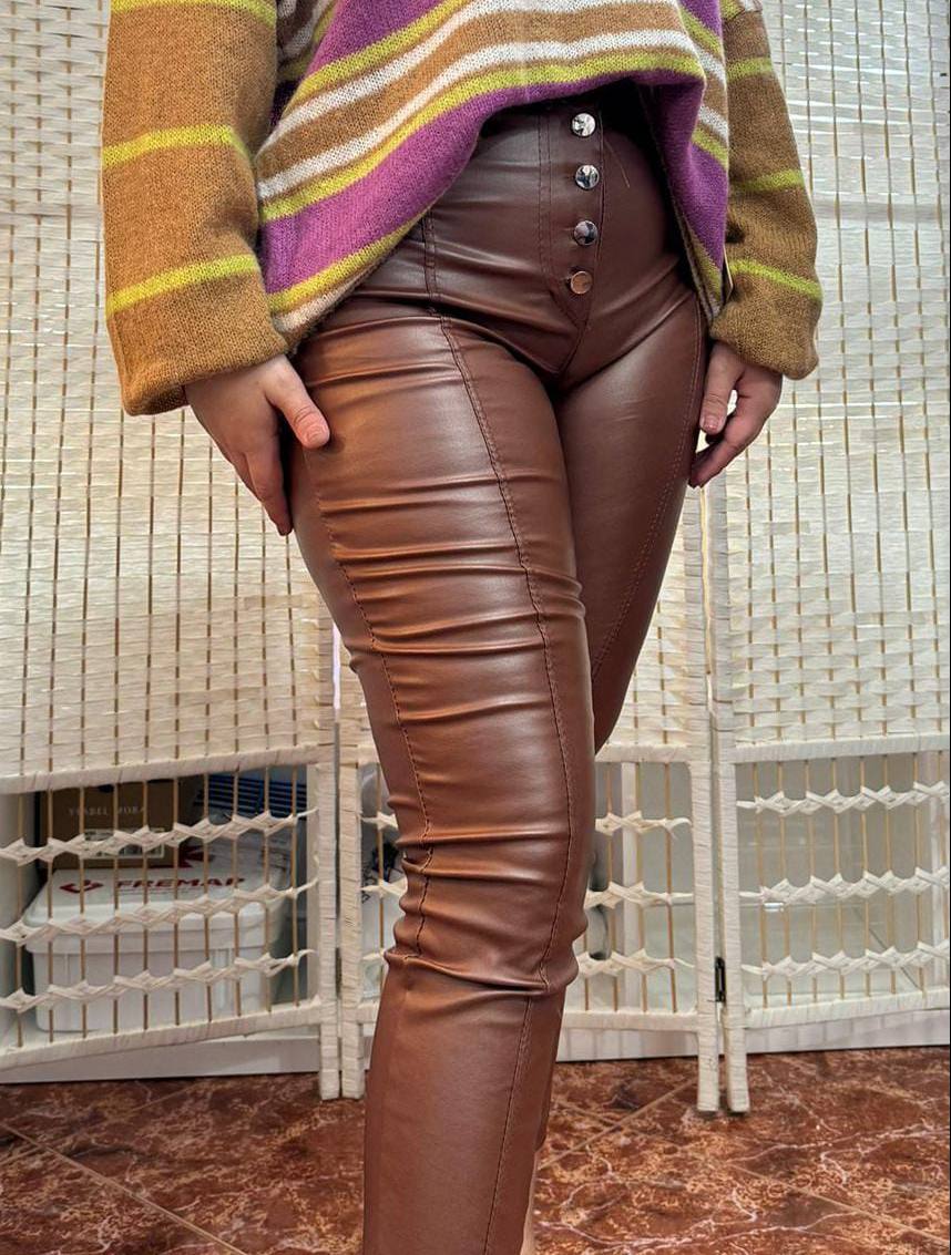 Pantalón polipiel marrón